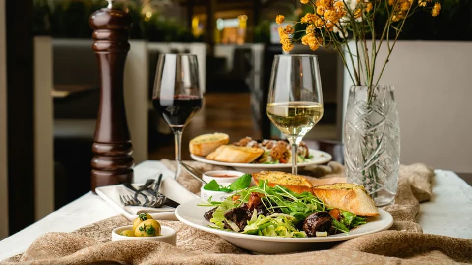 Kết hợp rượu vang & món ăn: Lời khuyên bất ngờ từ sommelier