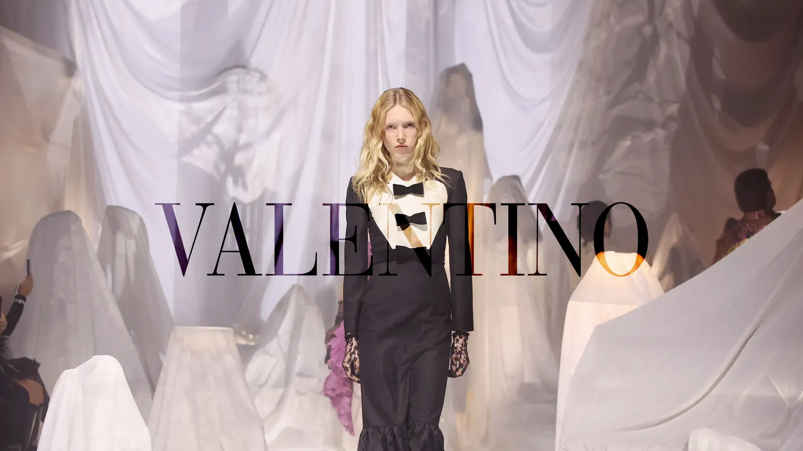 Valentino Xuân Hè 2025: Alessandro tái xuất, maximalism trở lại