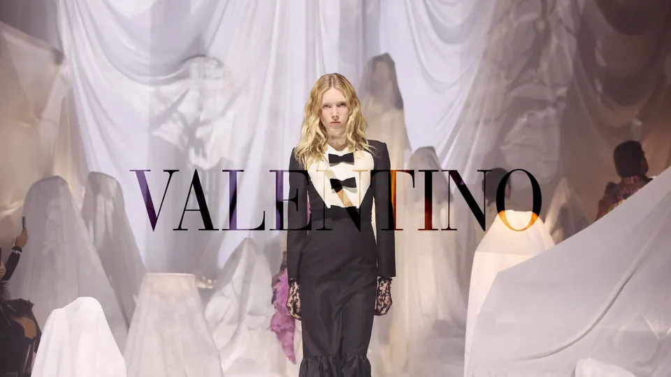 Valentino Xuân Hè 2025: Alessandro tái xuất, maximalism trở lại