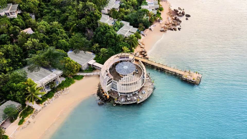 Gần Nha Trang có một vịnh biển đẹp đến ngỡ ngàng