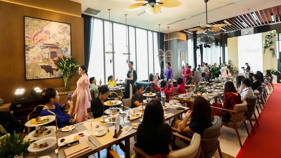 Sedona Suites và NTK Anna Hạnh Lê hợp tác thực hiện show diễn Áo dài Couture