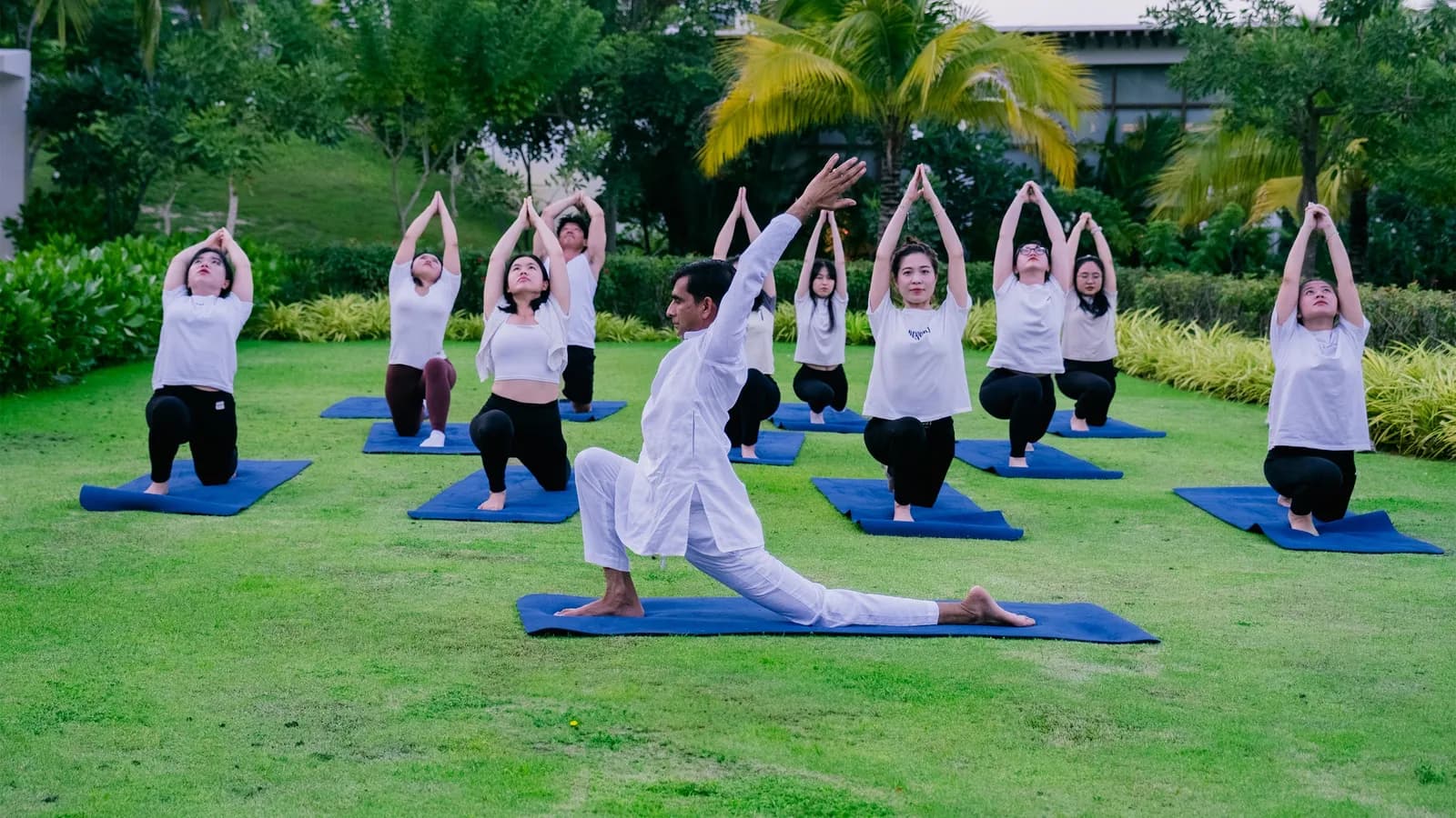 Các khu nghỉ dưỡng mừng Ngày hội Sức khỏe Toàn cầu và Ngày Yoga Quốc Tế