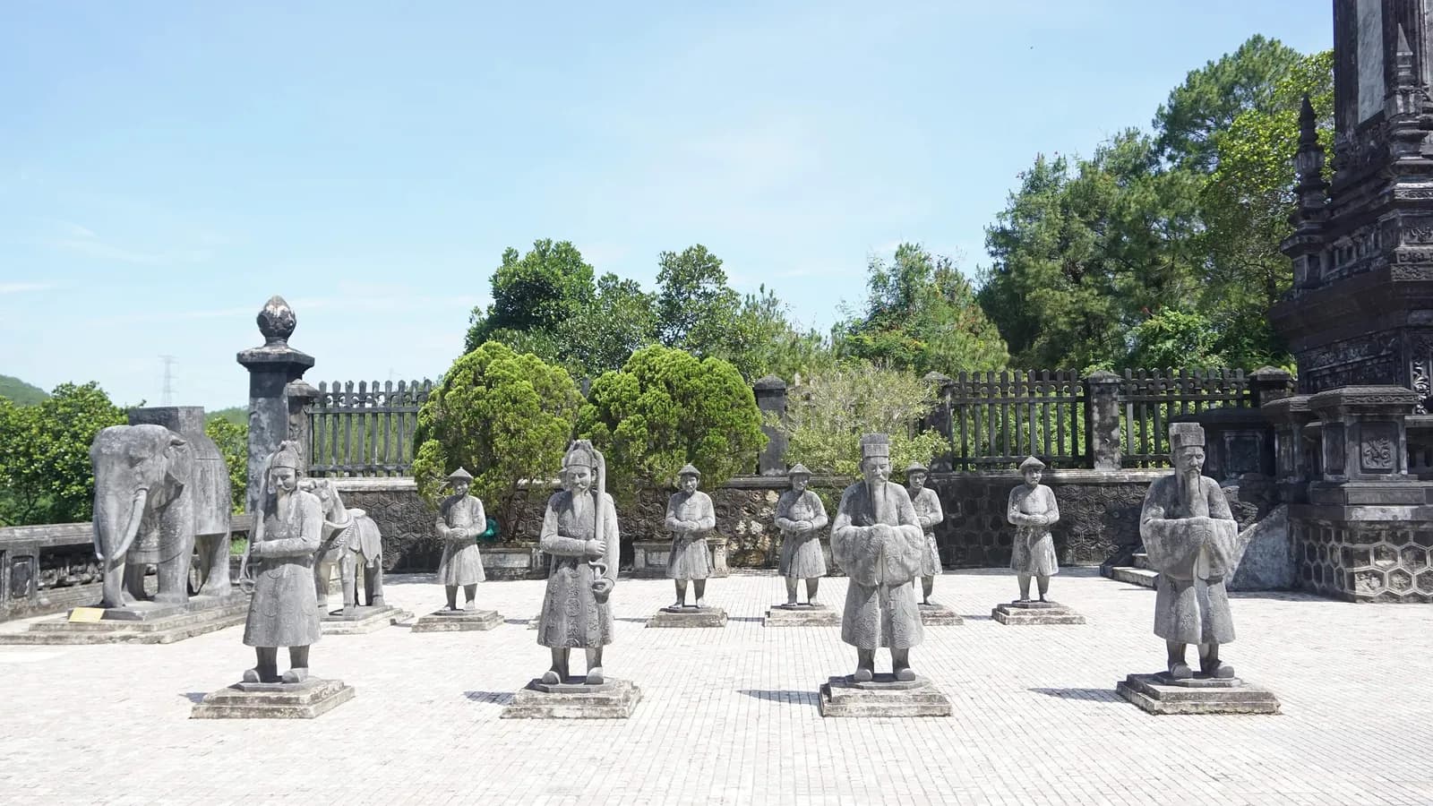Huế và thế giới lặng im