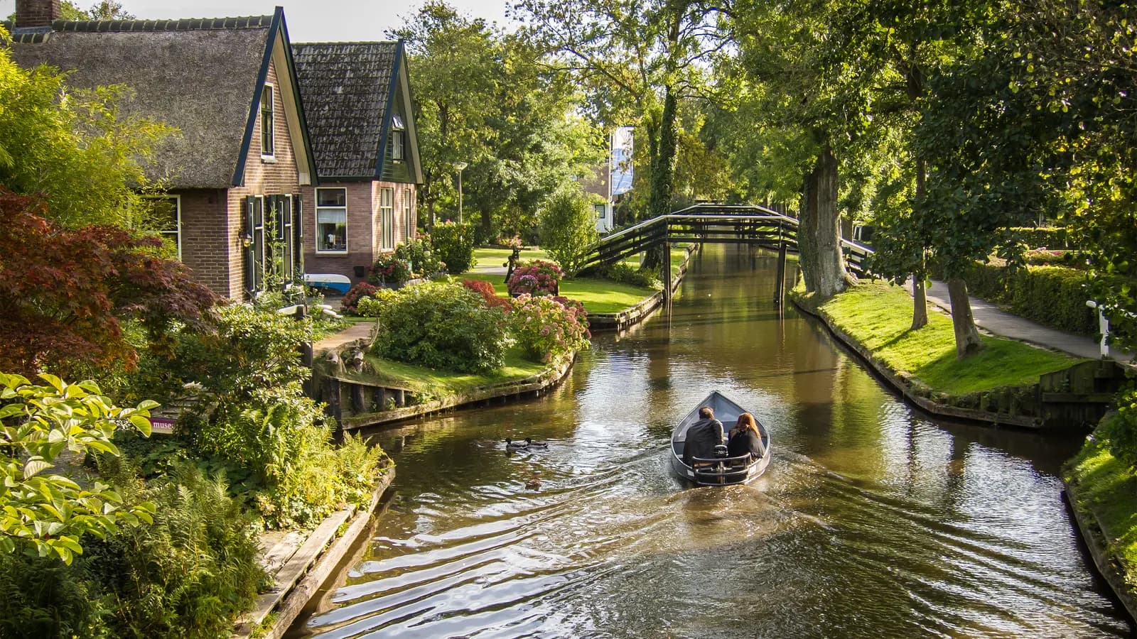 Ngôi làng Giethoorn đẹp như cổ tích tại Hà Lan