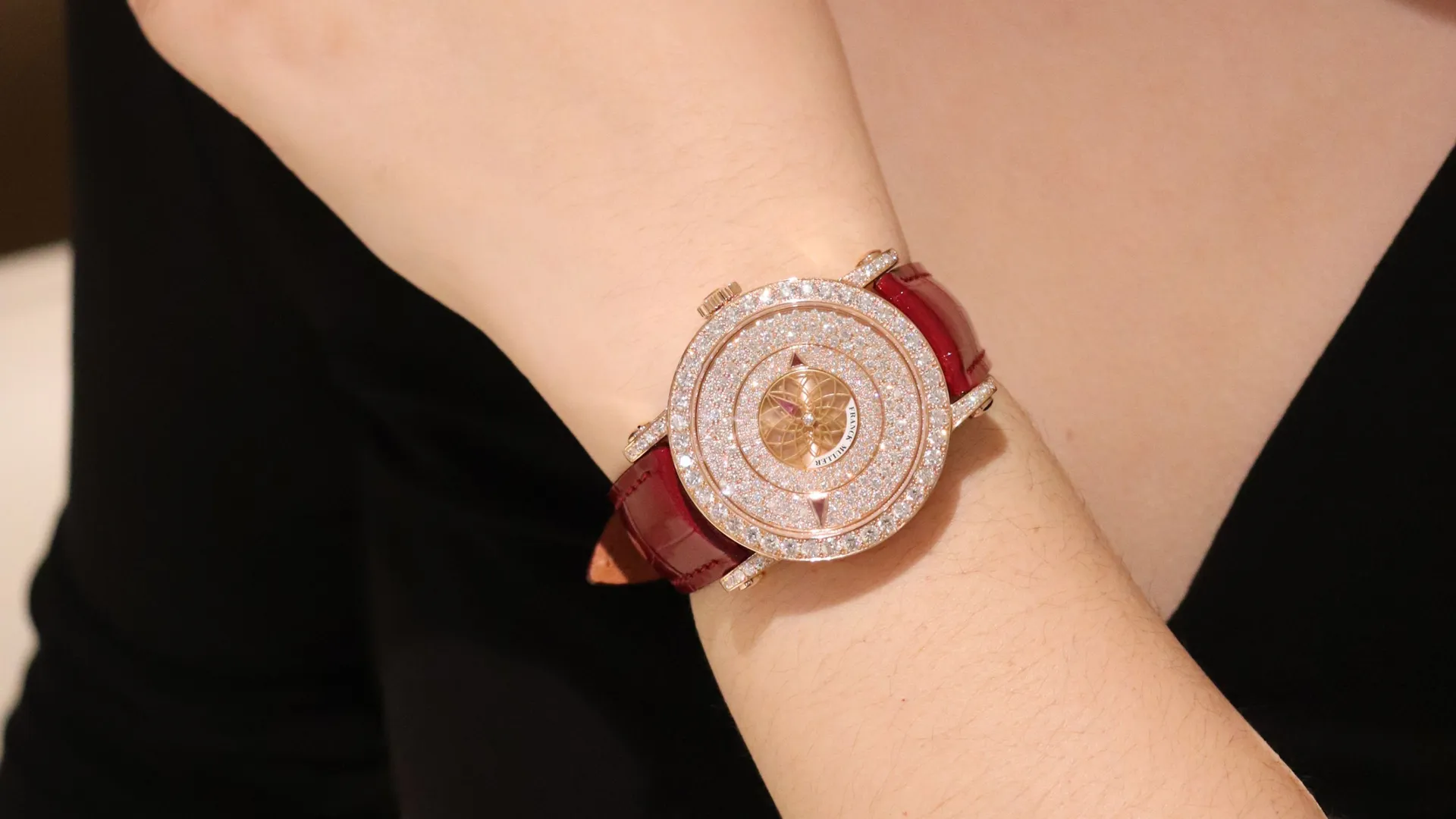 Trên tay Franck Muller Round Triple Mystery: Bản giao hưởng của nghệ thuật chế tác
