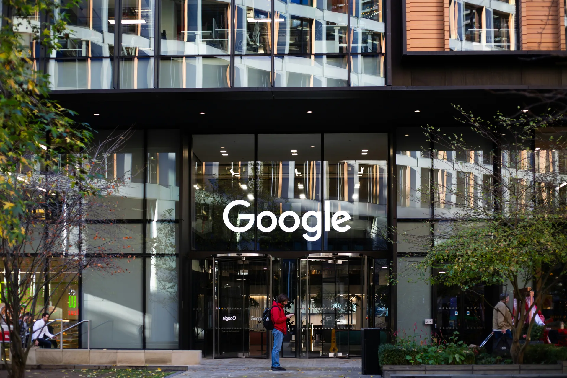 Google sắp có tính năng đặt phòng khách sạn và chuyến bay bằng AI
