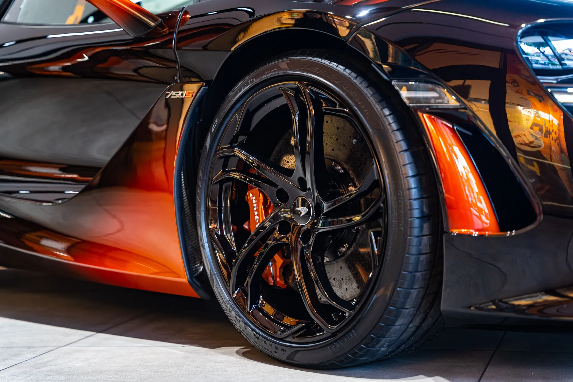 Thưởng lãm nghệ thuật chuyển động trên McLaren 750S Spider Orange Coriolis