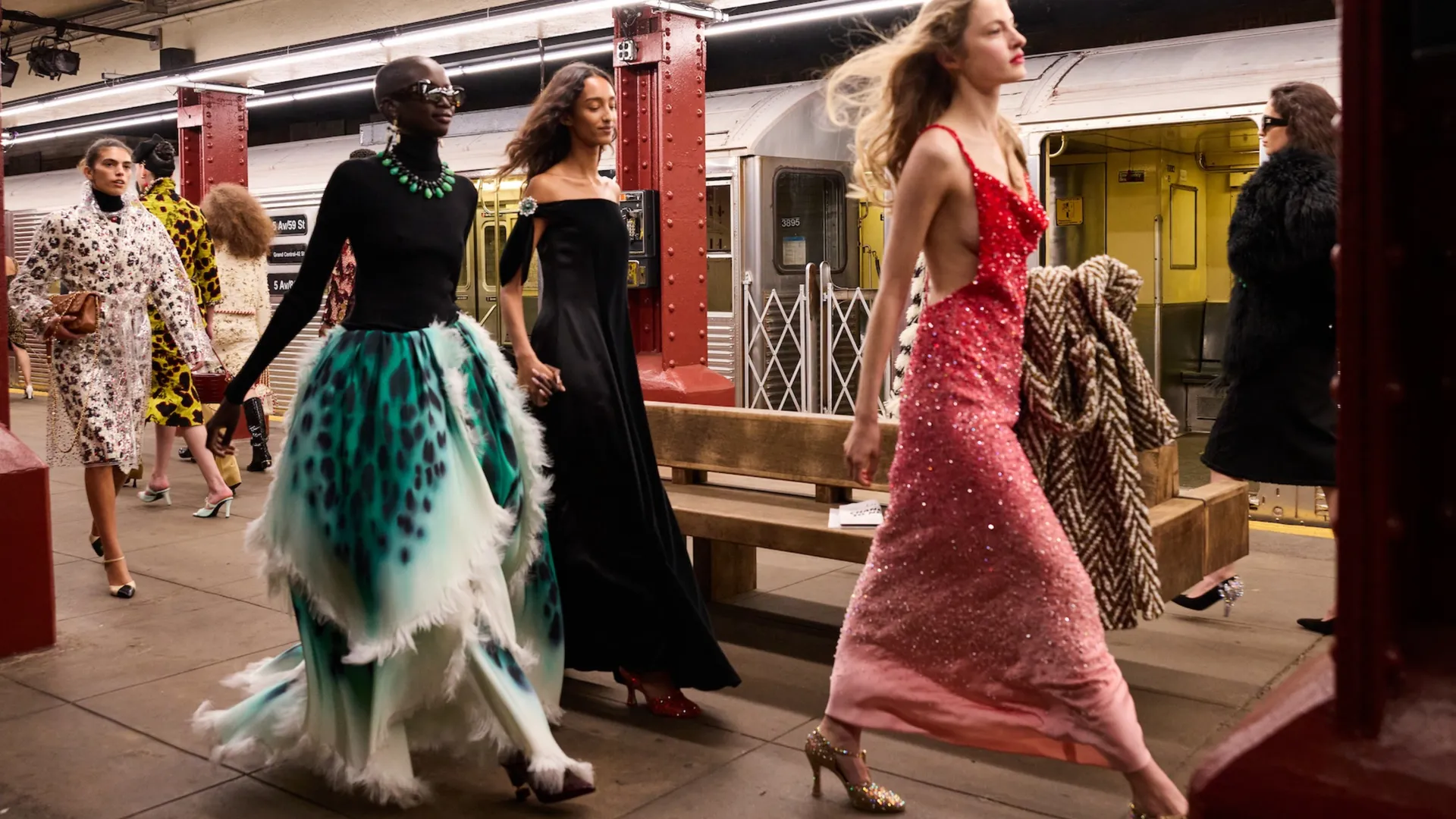 Métiers d'Art 2026: Matthieu Blazy đưa Chanel đến ga tàu điện ngầm New York