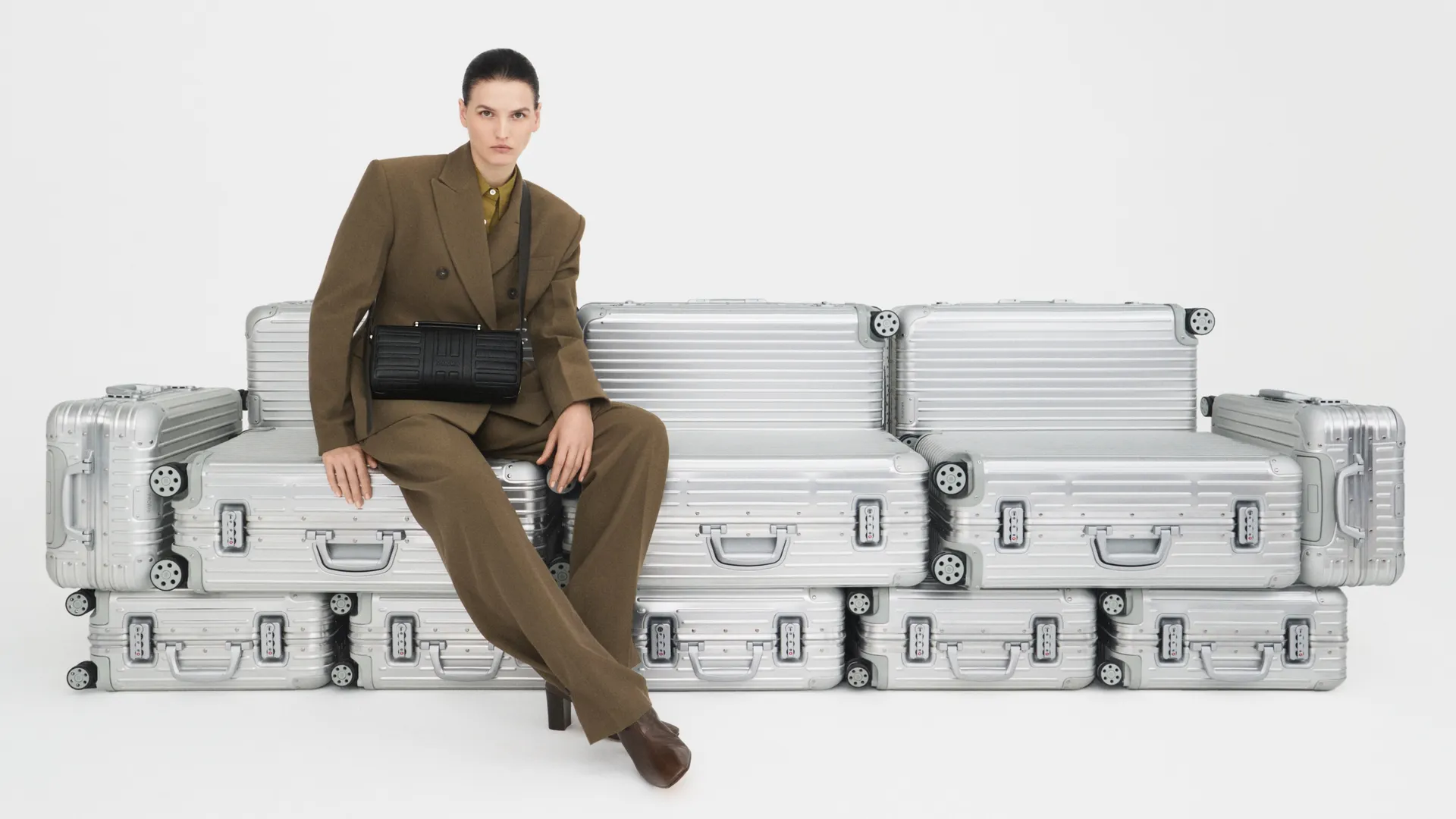 Cách tân di sản: RIMOWA Groove, dòng túi da thế hệ mới